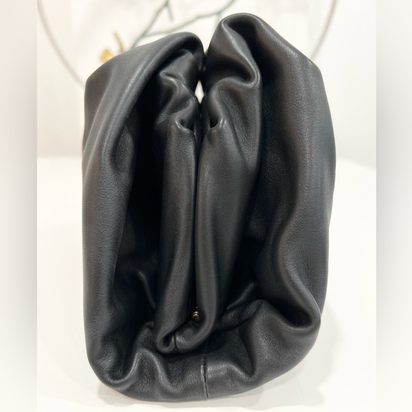 Bottega Veneta The Teen Leather Pouch - Picture 4 of 12